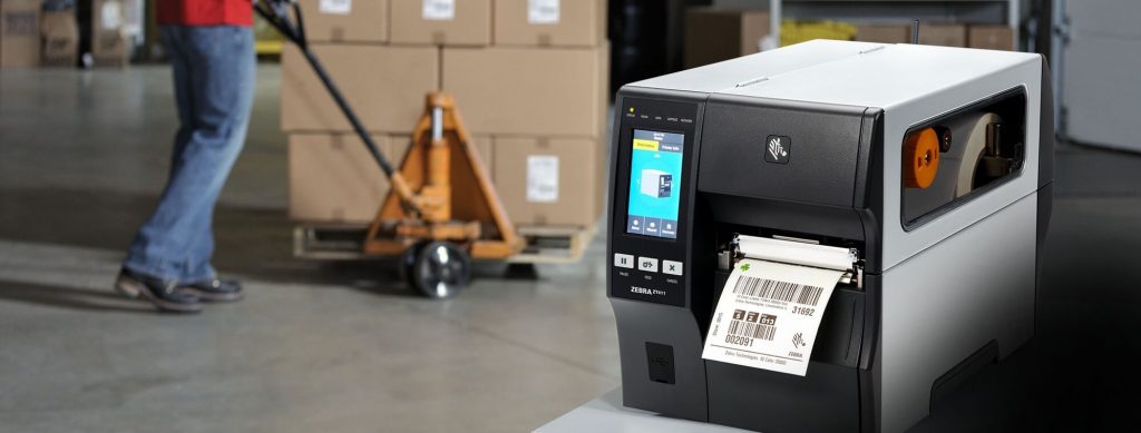 Una impresora de etiquetas en un almacén.