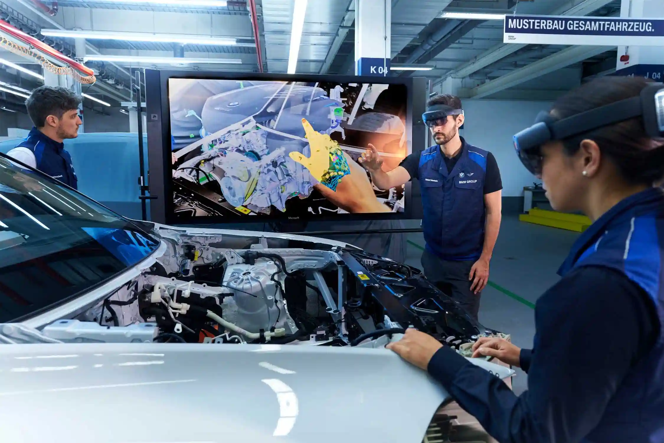 Un equipo de Gemelos Digitales trabajando en una fábrica, utilizando tecnología 3D en Tiempo Real para trabajar en un auto.